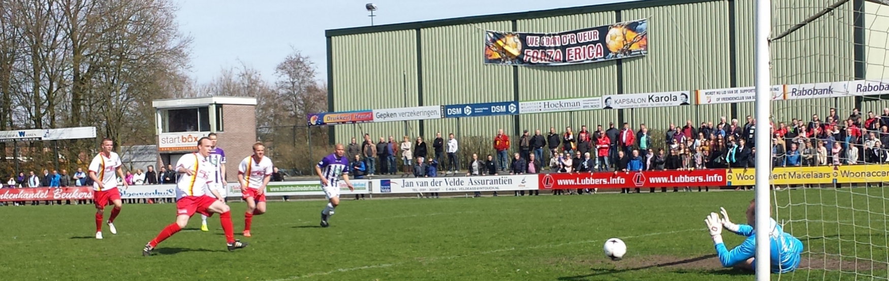 Gelegen naast de voetbalvelden